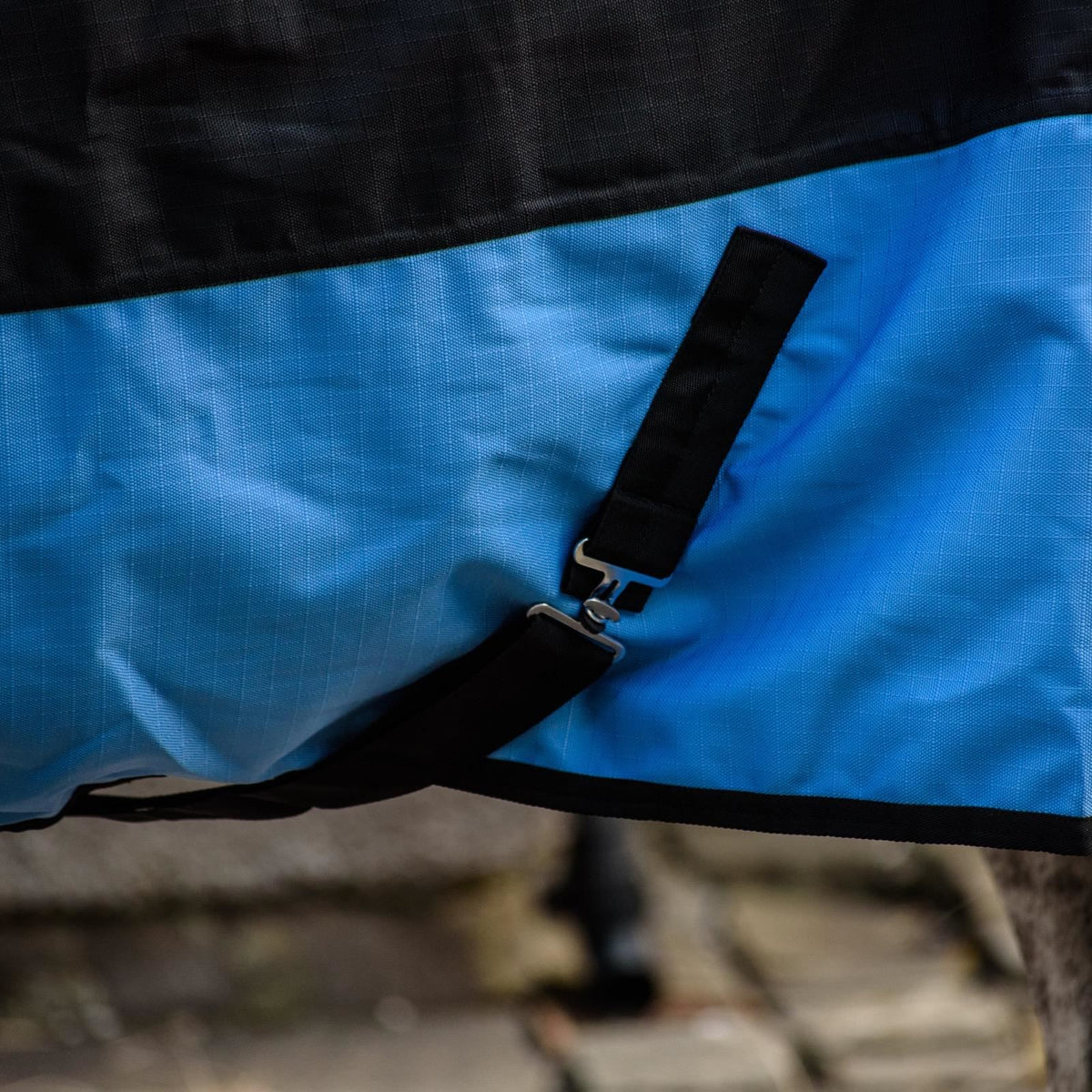 1200D Mediumweight Wasserdichte Pferde-Outdoordecke 100g Füllung Halber Hals Schwarz/Babyblau
