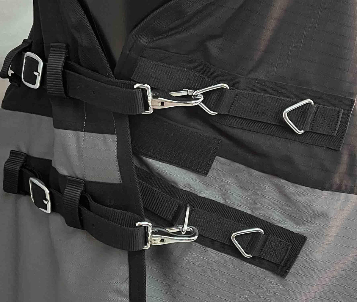 600D Leichte wasserdichte Pferde-Outdoordecke 0g Ohne Füllung Half Neck Fleecefutter Schwarz/Grau