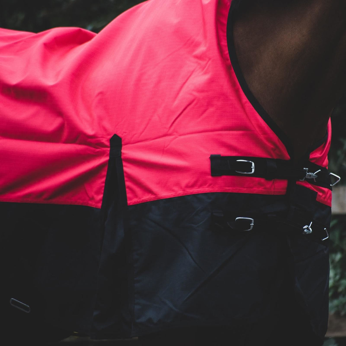 1200D Leichte wasserdichte Pferde-Outdoordecke 0g ohne Füllung, Half Neck, Rot/Schwarz