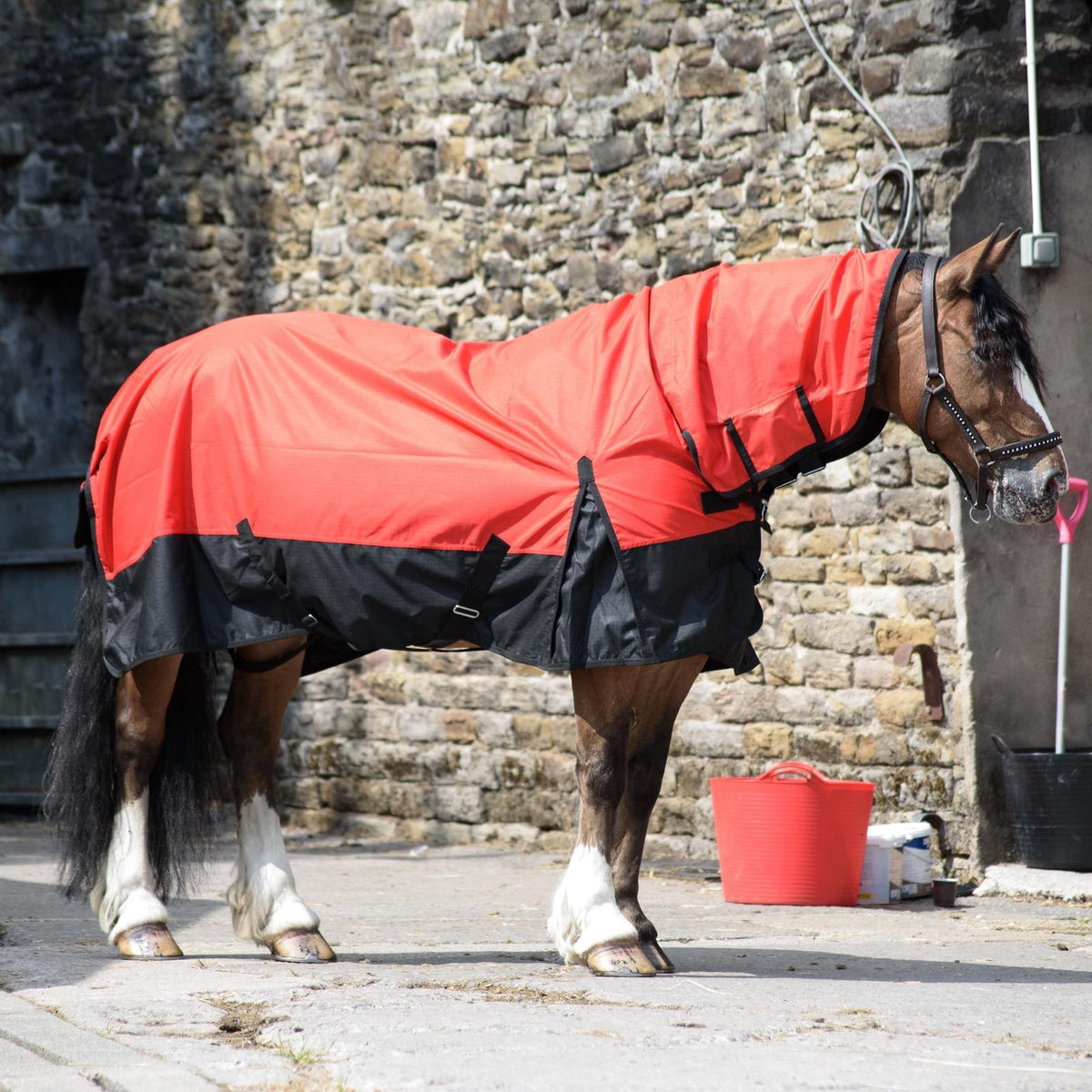 600D Mediumweight Waterproof Horse Turnout Rug 50g Fill Combo Full Neck Red/Black