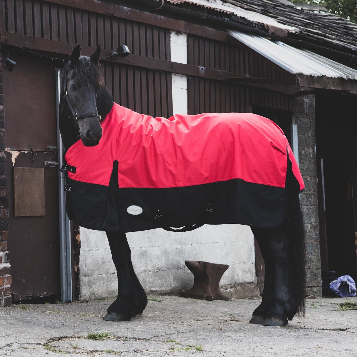 1200D Mediumweight Wasserdichte Pferde-Outdoordecke 100g Füllung Standardhals Rot/Schwarz