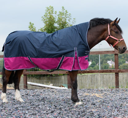 1200D Mediumweight Wasserdichte Weidedecke 100g Füllung Halber Hals Navy/Raspberry